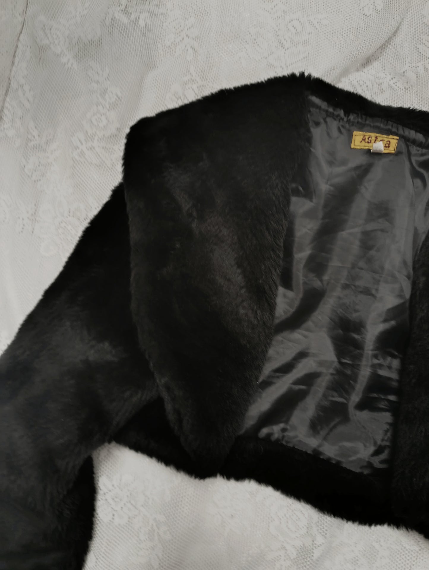 Krótkie sztuczne futerko w klimacie mall goth ♱