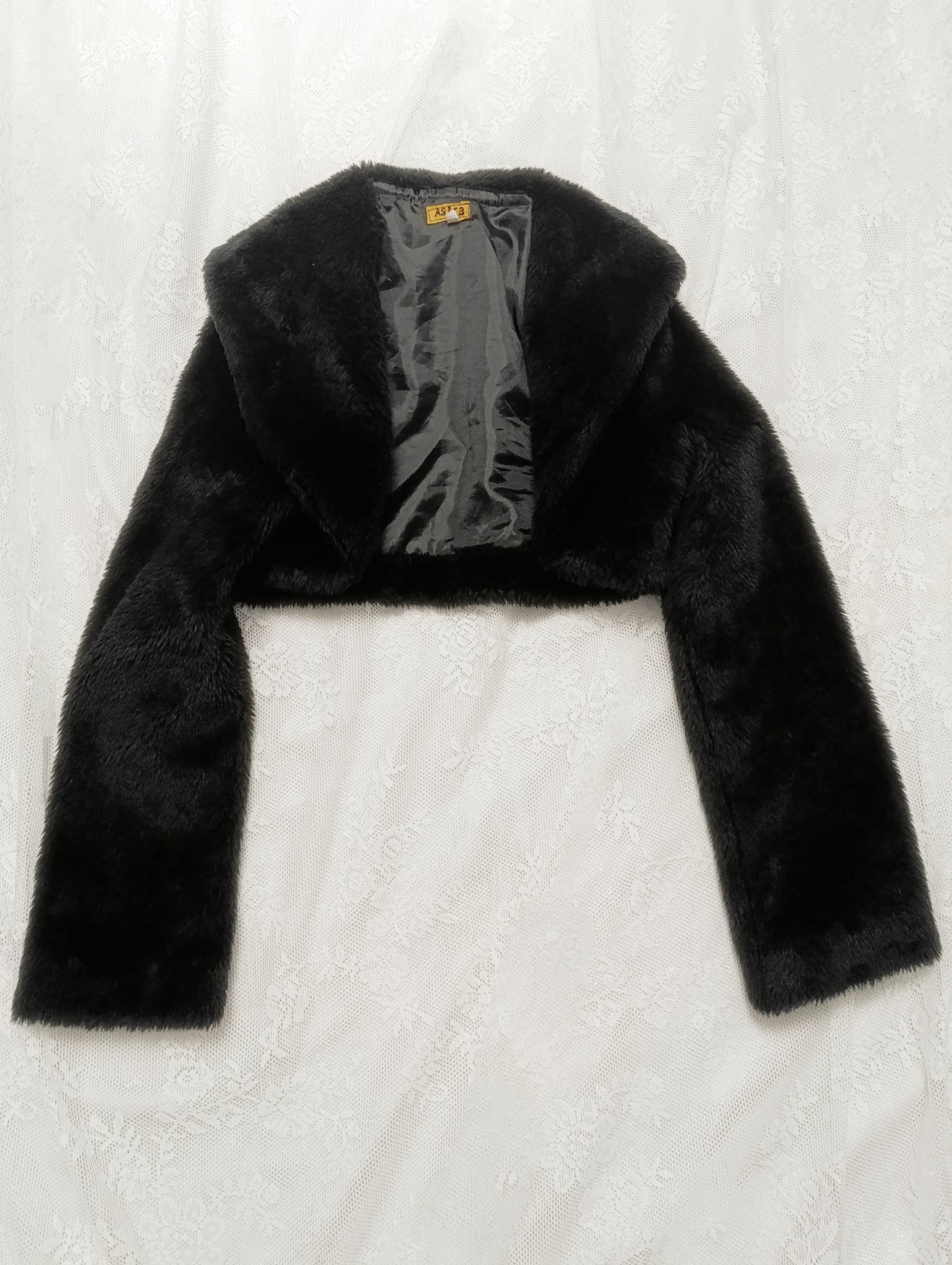 Krótkie sztuczne futerko w klimacie mall goth ♱