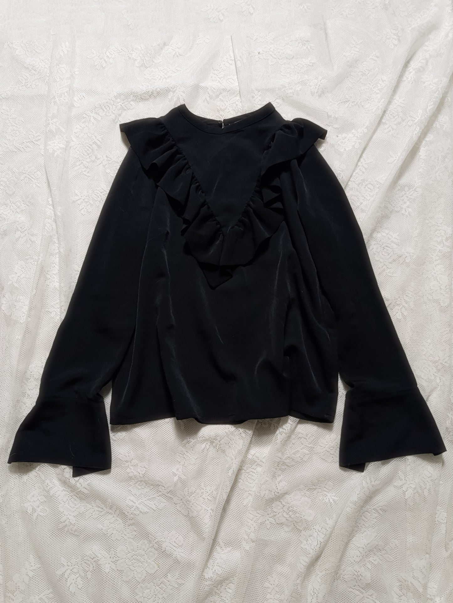 Elegancka, czarna bluzka z falbanką na dekolcie 🖤