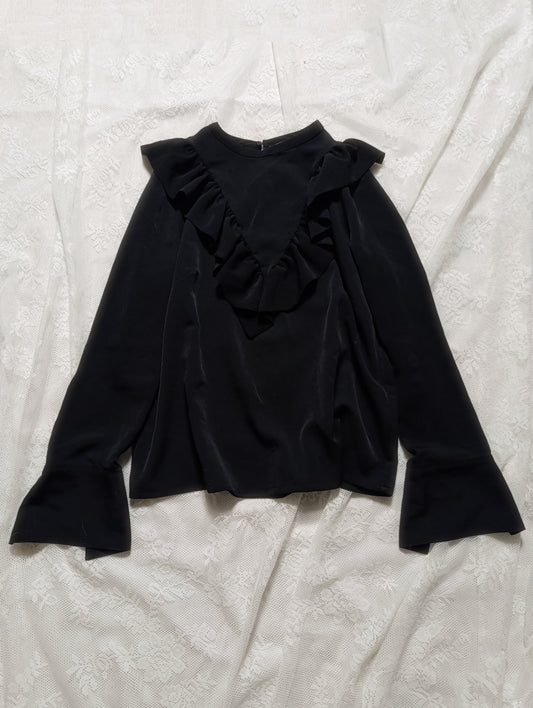 Elegancka, czarna bluzka z falbanką na dekolcie 🖤