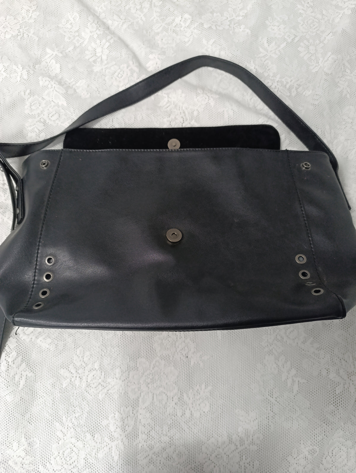 Studded Shoulder Bag 𑣿