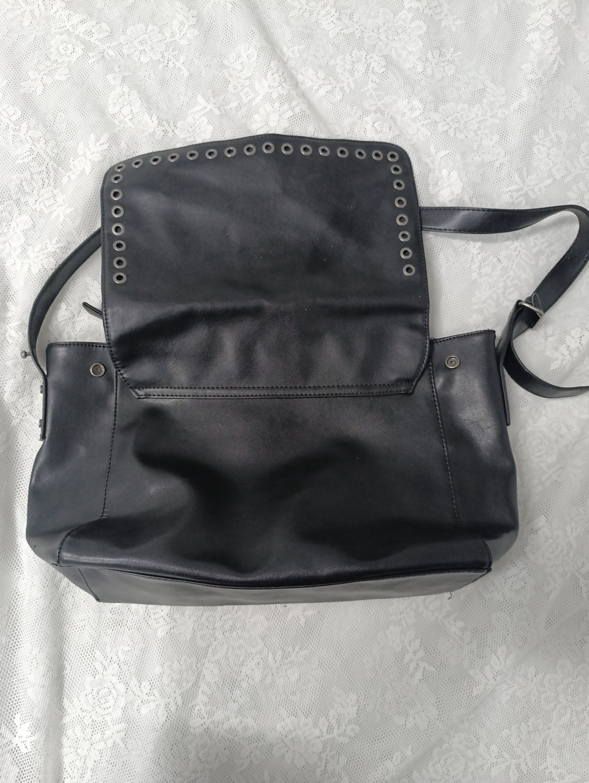 Studded Shoulder Bag 𑣿