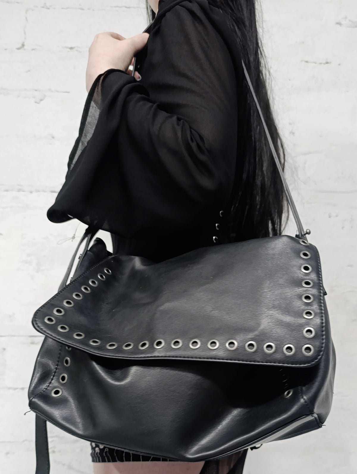 Studded Shoulder Bag 𑣿