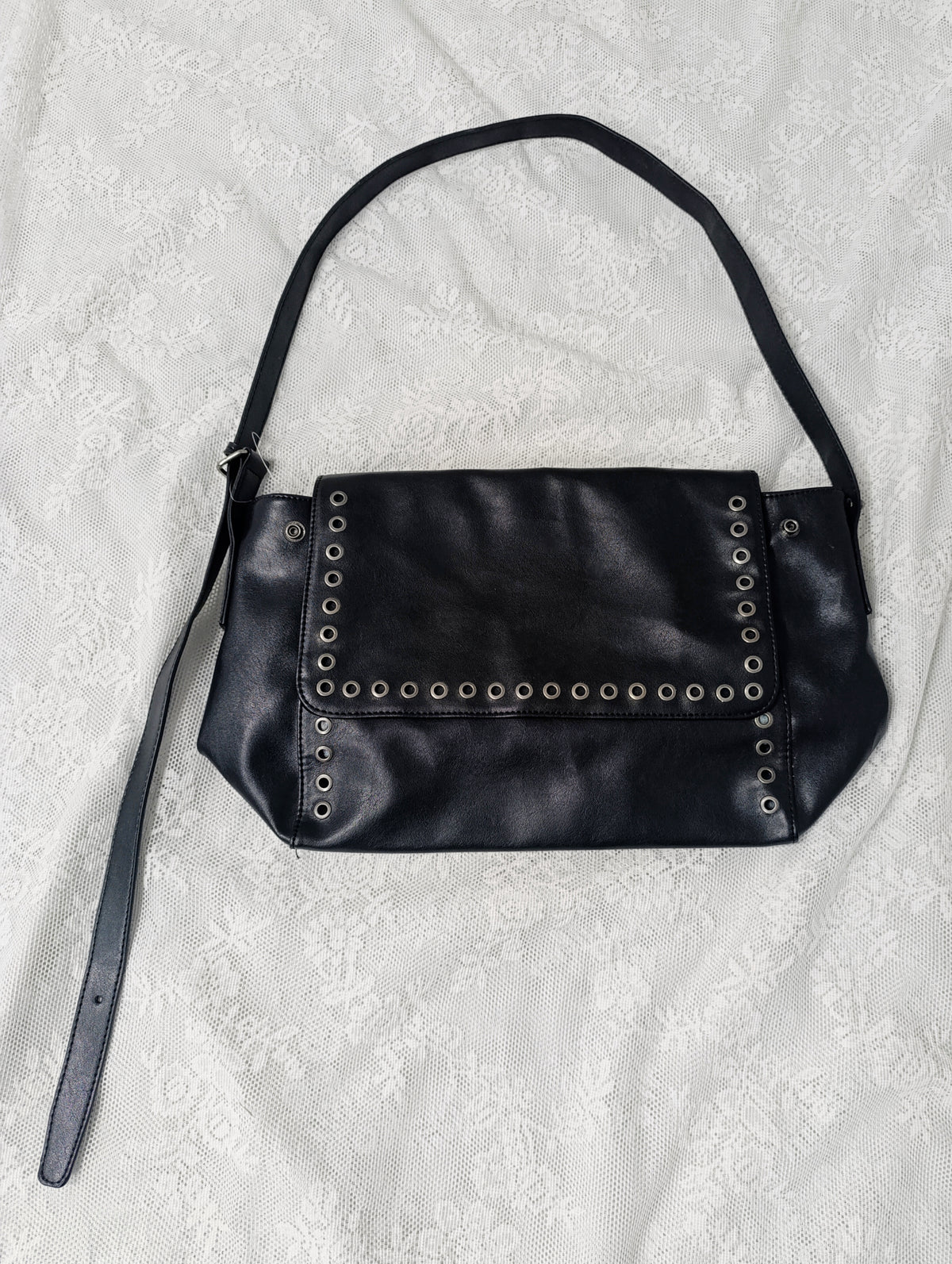 Studded Shoulder Bag 𑣿