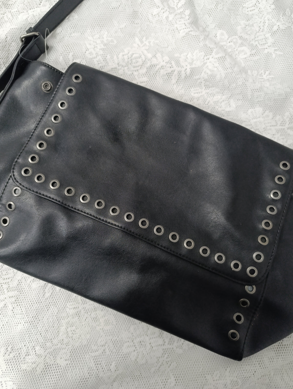 Studded Shoulder Bag 𑣿
