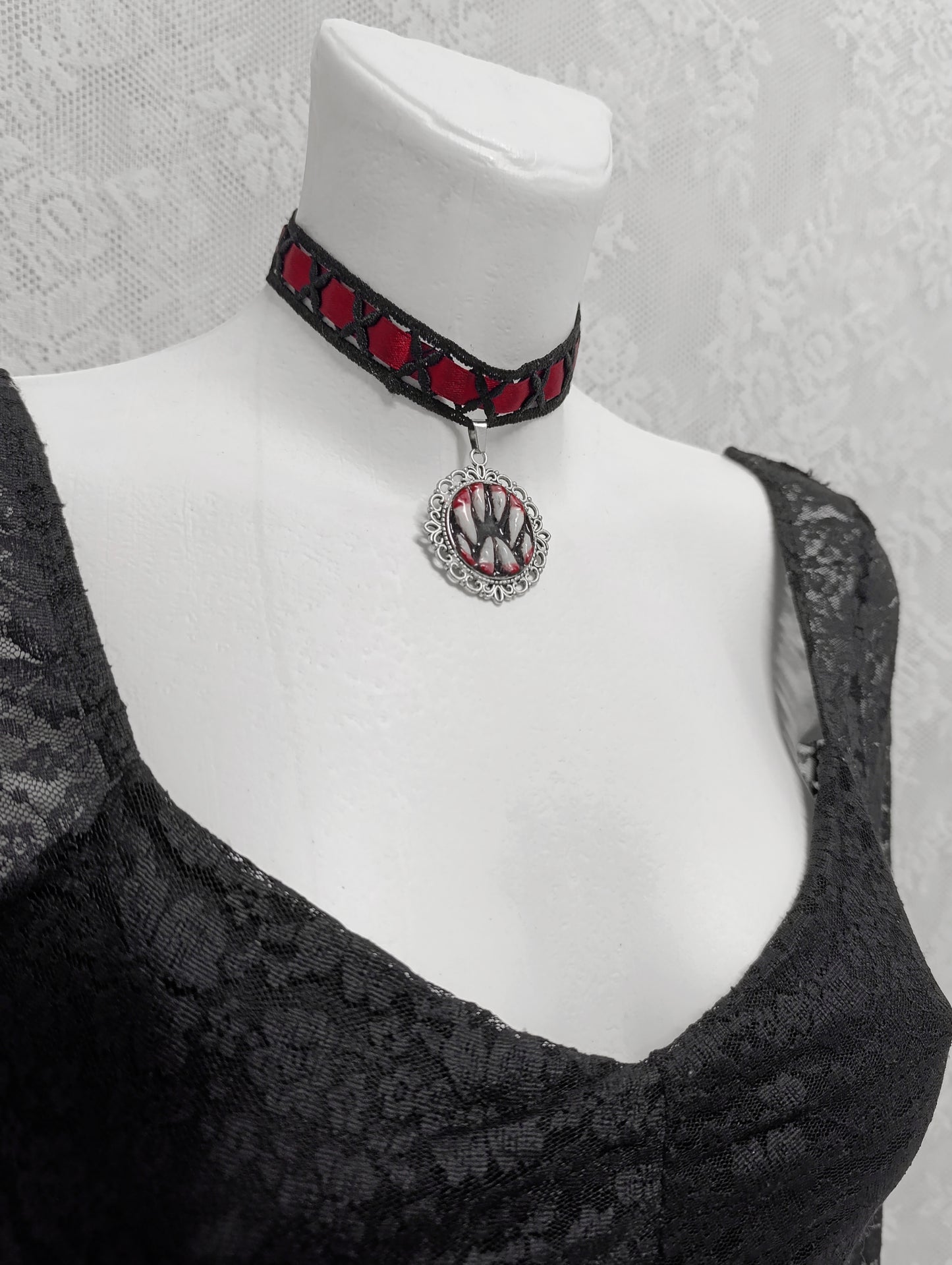 Bat Fang Choker 𓆩♱𓆪